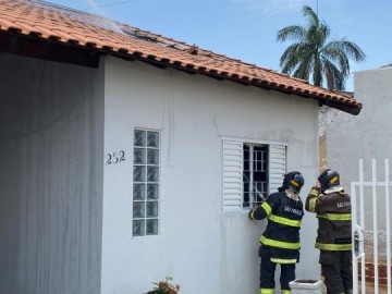 Incndio atinge residncia na Vila Santa Helena em Parapu
