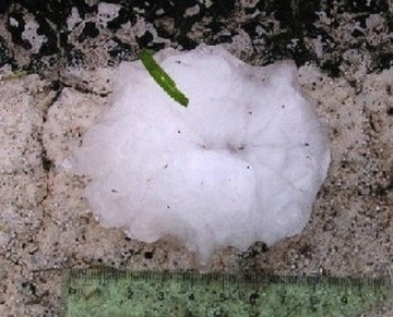 Moradores filmam granizo durante temporal em Osvaldo Cruz