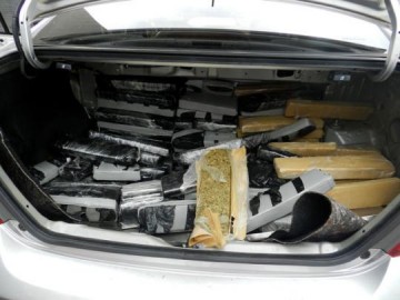 Pol�cia encontra 150 kg de drogas escondidos em carro guinchado