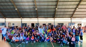 Alunos do Ensino M�dio e ETIM da Etec Amim Jundi arrecadaram aproximadamente 2.000 pe�as de roupas usadas em trote