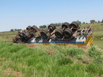 Caminh�o carregado com 35 mil litros de etanol tomba em rodovia de Dracena