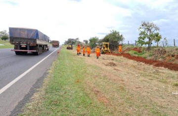 Instala��o de rede de fibra �tica exige aten��o de motoristas em rodovias da regi�o