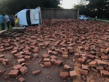Caminh�o carregado com tijolos tomba pr�ximo a Fl�rida Paulista