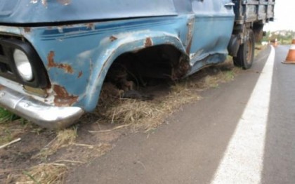 Roda de caminhonete se soltou e atingiu outro ve�culo em Junqueir�polis (Foto: Jorge Zanoni/Cedida)