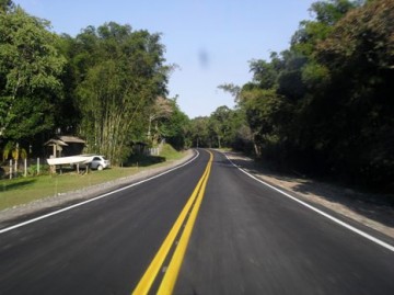 Carros colidem e fazem v�tima fatal em Ponga�