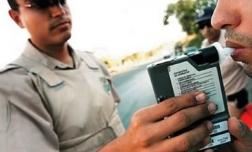 Pol�cia apreende jovem dirigindo b�bado em Junqueir�polis