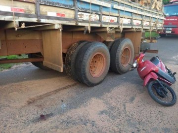Motociclista morre ap�s bater em caminh�o em Hercul�ndia