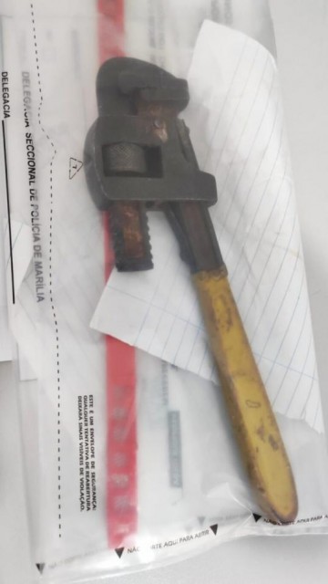 Mulher tem carro danificado com chave inglesa em Mar�lia