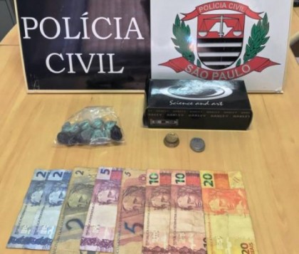 Droga e dinheiro foram apreendidos no quarto do adolescente (Foto: Cedida/Deinter 8).