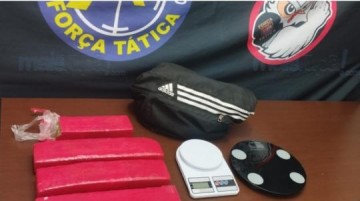 Pol�cia Militar prende traficante com 4 tijolos de maconha no centro de Tup�