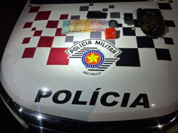 Pol�cia Militar prende homem por tr�fico de drogas, ap�s usu�rio engolir pedra de crack em OC