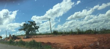 DER Inicia obra de constru��o de novas al�as de acesso a barrac�o de empresa em Parapu� �s margens da SP-294