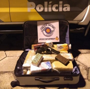 Quatro homens acabam presos ap�s fiscaliza��o apreender arma, 100 muni��es e 22 quilos de maconha