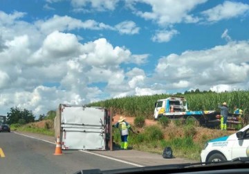 Motorista perde controle e tomba furg�o na SP-425 em Parapu�