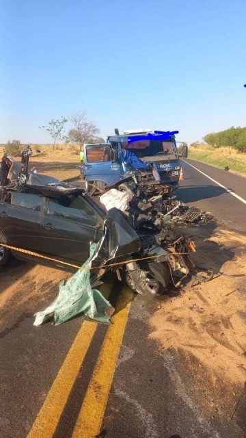 Jovem morre em acidente entre carro e caminh�o em Martin�polis