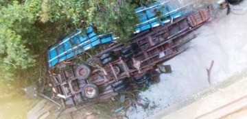 URGENTE: caminh�o cai sobre Rio Aguape� (Feio) entre Rin�polis e Sant�polis do Aguape� e mata motorista