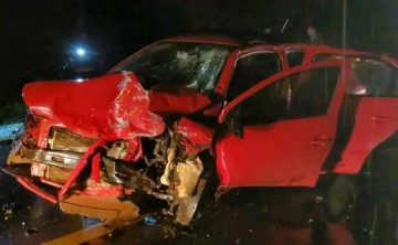Batida frontal entre dois carros deixa cinco pessoas feridas em rodovia de Quat�