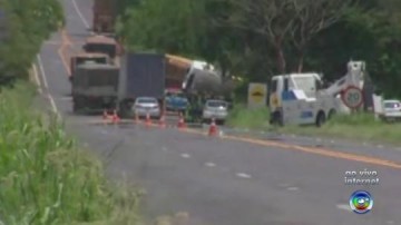 Caminh�es se envolvem em acidente entre Rin�polis e Sant�polis do Aguape�