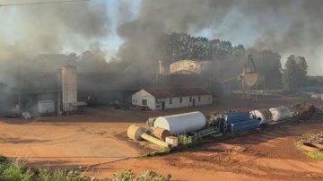 Bombeiros usam 300 mil litros de �gua para combater inc�ndio que durou tr�s dias e destruiu 500 toneladas de amendoim