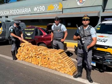 Carro capota na Rodovia �ngelo Rena com mais de 400kg de maconha e motorista acaba preso em Presidente Prudente