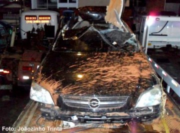 Capotamento deixa mulher gravemente ferida