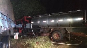 Motorista morre e passageiro fica gravemente ferido ap�s batida frontal entre caminh�es na SP-563