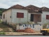 Casa localizada ao lado e no mesmo terreno de onde esto depositados carros e peas de veculos abandonados em plena avenida Brasil (foto: Giuliano Panvchio)