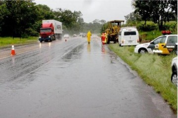 Chuva forte provoca alagamento em quase 20 pontos na SP-294