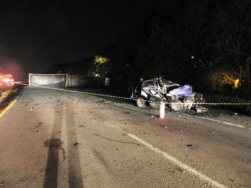 Mulher morre em acidente com duas carretas e dois carros na Raposo Tavares