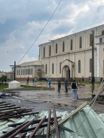 Chuva forte causa destelhamento de igreja matriz e danos em praa e rede eltrica em Luclia, Rinpolis, Tup e Sagres