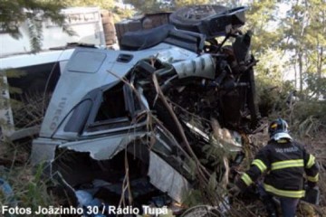 Caminhoneiro morre em acidente na SP-425