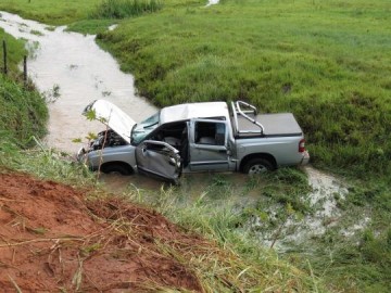 Motorista morre ap�s capotar caminhonete em estrada vicinal e cair em c�rrego