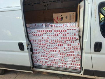 Pol�cia Militar apreende van com cigarro contrabandeado do Paraguai e prende dois em Luc�lia