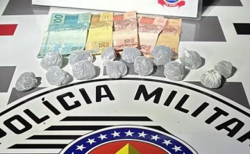 Jovem tenta despistar For�a T�tica com moto sem placas, mas acaba preso com 14 por��es de maconha