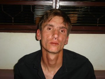 V�tima de roubo � agarrada pelo pesco�o e amea�ada por apenas R$ 2,50