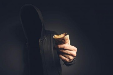 Homem emite R$ 2 milh�es em cheques e alega extors�o