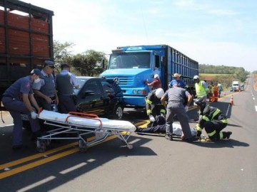 Engavetamento deixa motorista ferido em rodovia, em Dracena