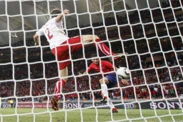 Chile vence a Su��a e lidera o grupo