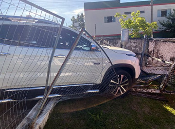 Caminhonete invade Casa da Agricultura ap�s motorista ter mal s�bito em Fl�rida Paulista