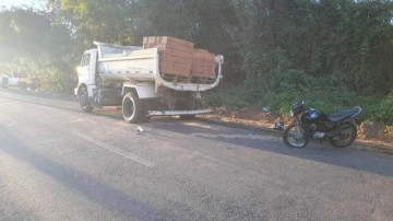 Motociclista morre ap�s bater em traseira de caminh�o-ca�amba na Avenida JK, em Presidente Prudente