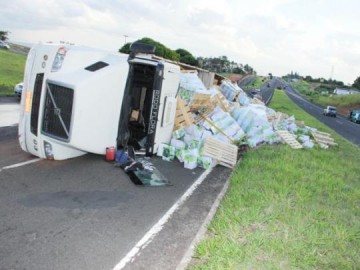 Caminh�o com carga de 32 toneladas tomba na SP-294