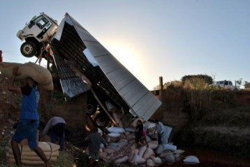 Ponte entre Coqueiros e Lagoa Azul cede em acidente com caminh�o