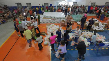 A��o social distribui 800 cestas de Natal para fam�lias de Osvaldo Cruz