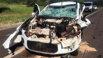 Carro bate na traseira de caminh�o na SP-294