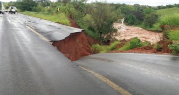 Estragos causados pelo temporal interditaram trechos de rodovias em v�rias cidades da regi�o