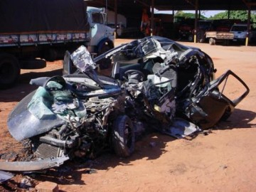 Jovem morre ao destro�ar carro contra parede de loja