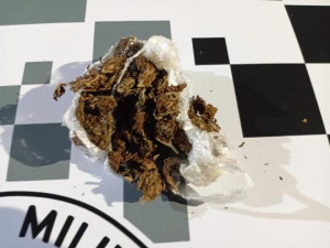 Pol�cia apreende entorpecente ap�s den�ncia em bar na regi�o da Santa Casa de Osvaldo Cruz