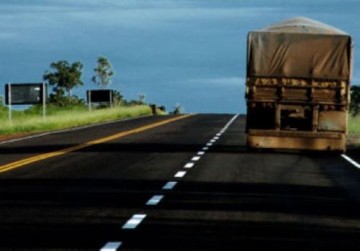 Caminhoneiro foge de abordagem, mas tomba caminh�o na SP-294