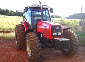 Colis�o entre utilit�rio e trator resulta em morte, em vicinal