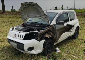 Capotamento deixa homem ferido na SP-294